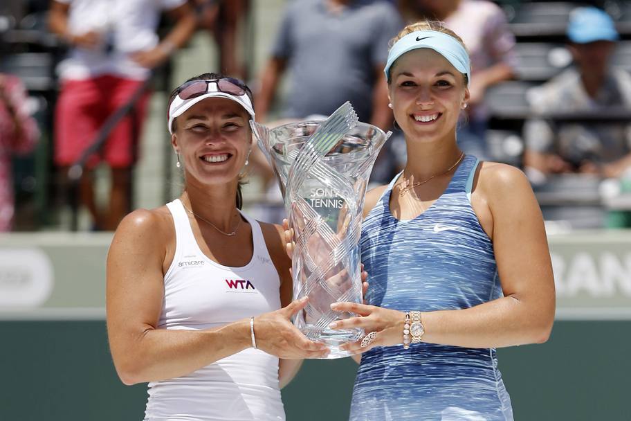 Sabine Lisicki (destra) e Martina Hingis (sinistra) trionfano nel torneo di doppio a Miami. L&#39;ultimo successo dell&#39;ex numero 1 al mondo era datato 2007, nel doppio di Doha, con Maria Kirilenko. Da allora la 33enne slovacca naturalizzata svizzera, si  ritirata ed  tornata, appena un anno fa, al tennis giocato. Reuters